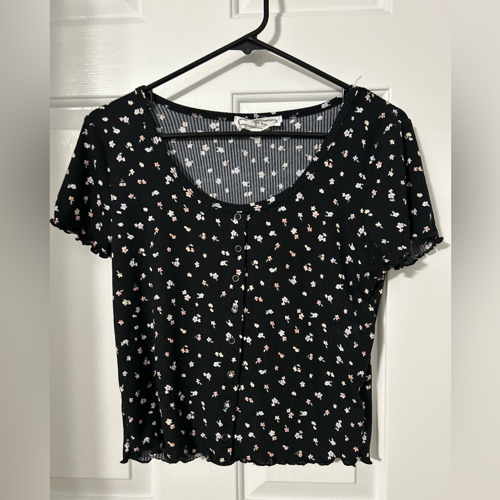 Crop top tee. Black with flowers.